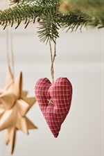 Hjerte fra My Nostalgic Christmas 5 assorterede røde fra Ib Laursen på gren ved stjerne - Tinashjem
